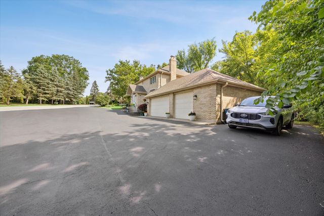 11131 Dineff Road, Lemont, IL 60439