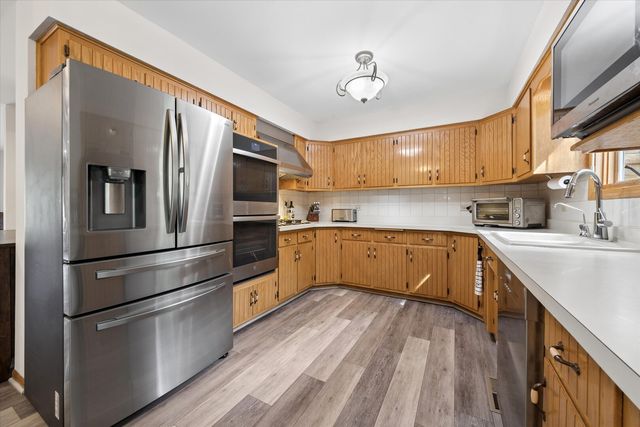 11131 Dineff Road, Lemont, IL 60439