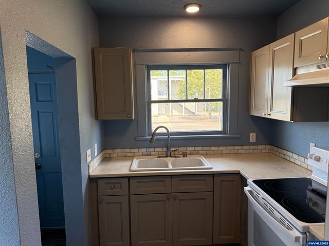 505 18th St SE, Salem, OR 97301