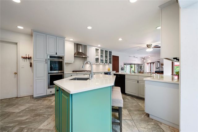 2055 Outlook Dr, Upper St Clair, PA 15241