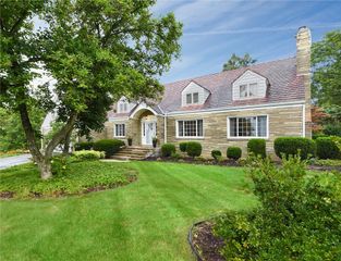 2055 Outlook Dr, Upper St Clair, PA 15241