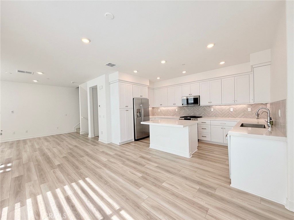 Image 3 of property listing at 1677 W Lincoln 103, Anaheim, CA 92801