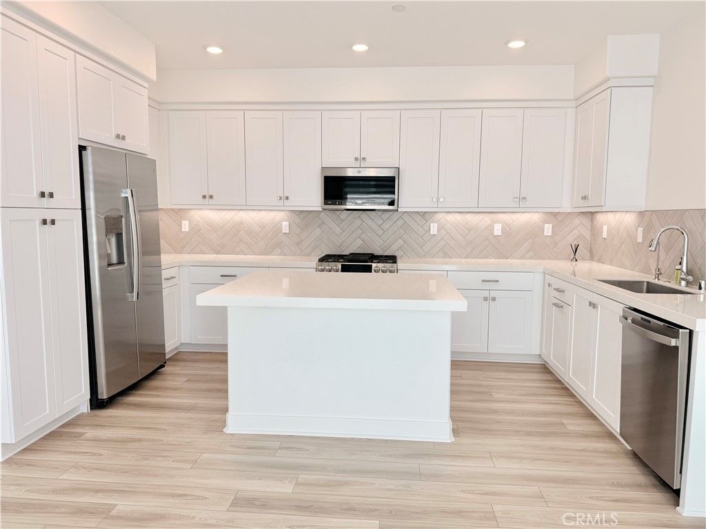 Image 5 of property listing at 1677 W Lincoln 103, Anaheim, CA 92801