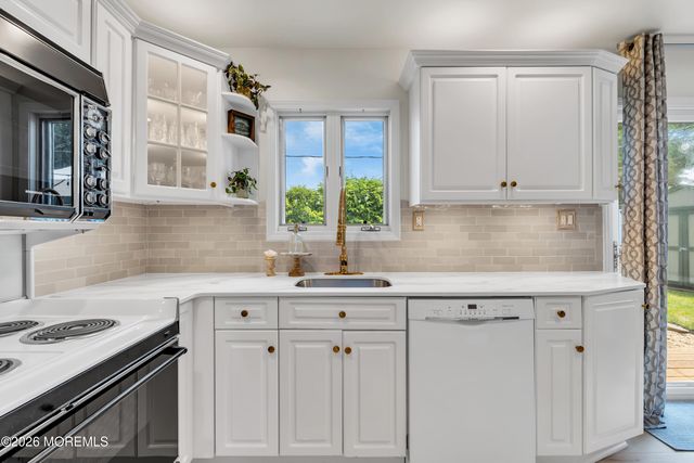 40 Icemeadow Lane, Aberdeen, NJ 07747