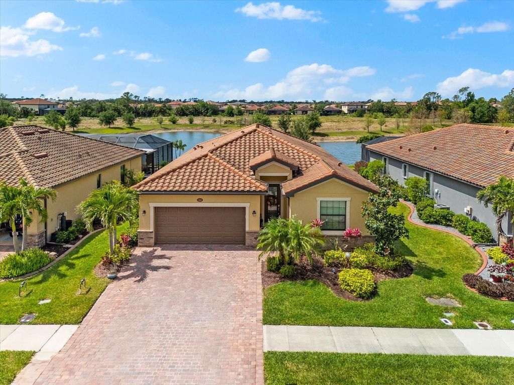 Image 3 of property listing at 12501 CINQUETERRE DRIVE, Venice, FL 34293