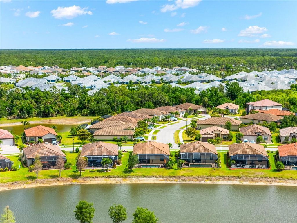 Image 4 of property listing at 12501 CINQUETERRE DRIVE, Venice, FL 34293