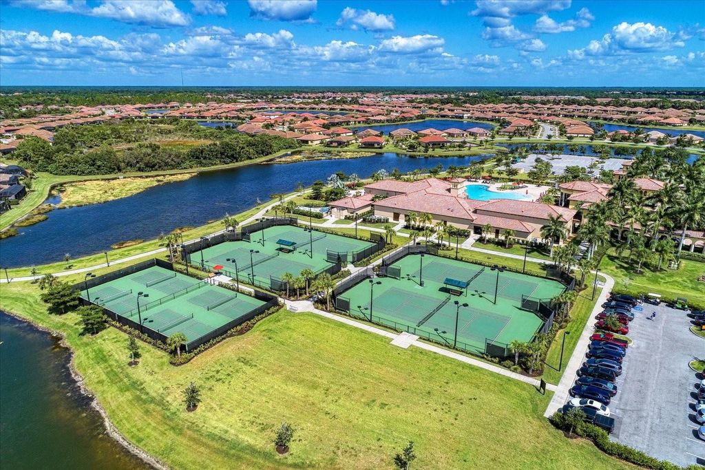 Image 38 of property listing at 12501 CINQUETERRE DRIVE, Venice, FL 34293