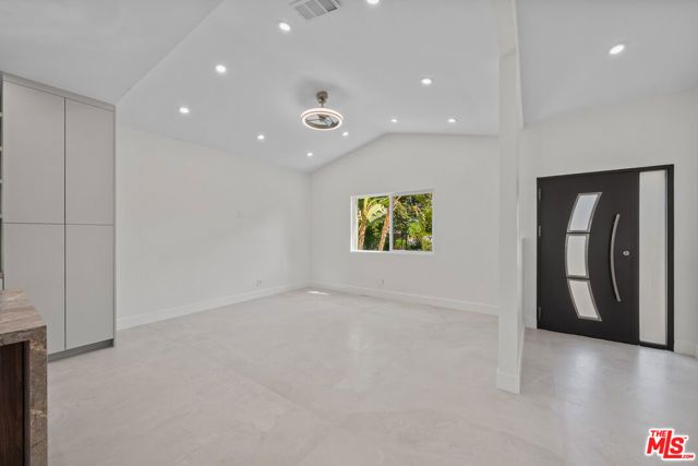 6243 Fallbrook Avenue, Woodland Hills (los Angeles), CA 91367