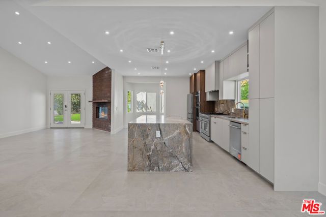 6243 Fallbrook Avenue, Woodland Hills (los Angeles), CA 91367