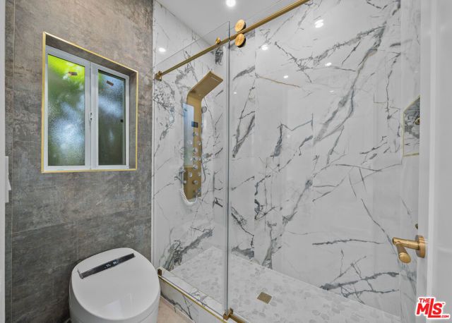 6243 Fallbrook Avenue, Woodland Hills (los Angeles), CA 91367