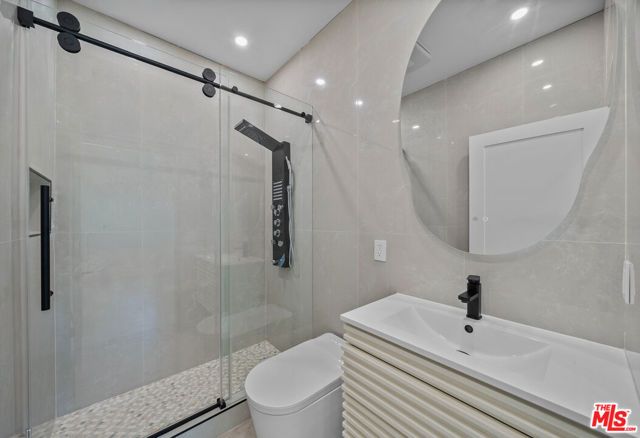 6243 Fallbrook Avenue, Woodland Hills (los Angeles), CA 91367