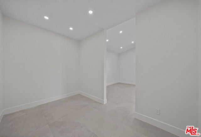 6243 Fallbrook Avenue, Woodland Hills (los Angeles), CA 91367