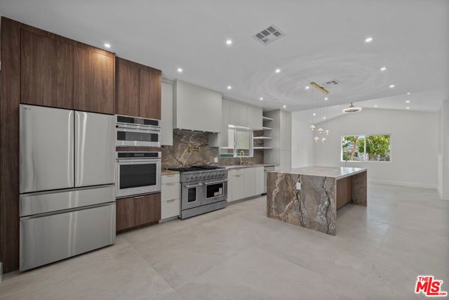 6243 Fallbrook Avenue, Woodland Hills (los Angeles), CA 91367