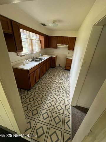 6986 SALLIE Avenue, Jacksonville, FL 32210