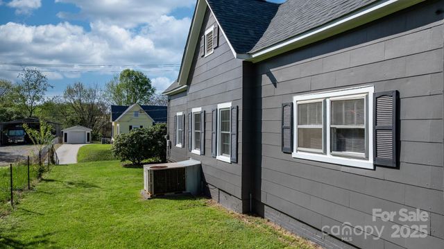 71 14th Street SE, Hickory, NC 28602