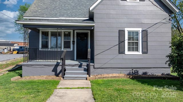 71 14th Street SE, Hickory, NC 28602