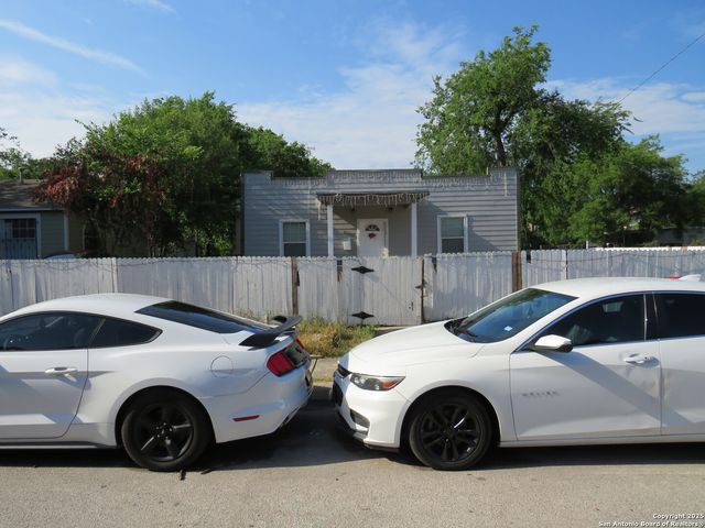 1038 W Ridgewood CT, San Antonio, TX 78201