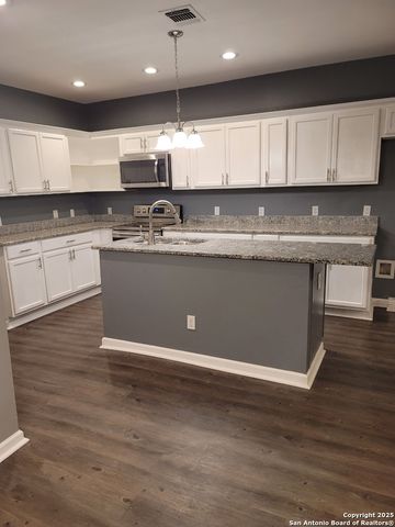 1038 W Ridgewood CT, San Antonio, TX 78201
