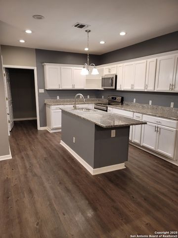 1038 W Ridgewood CT, San Antonio, TX 78201