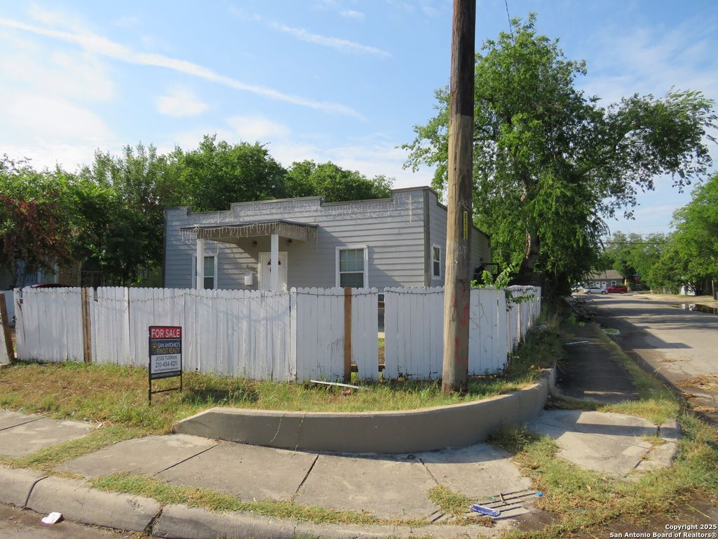 1038 W Ridgewood CT, San Antonio, TX 78201