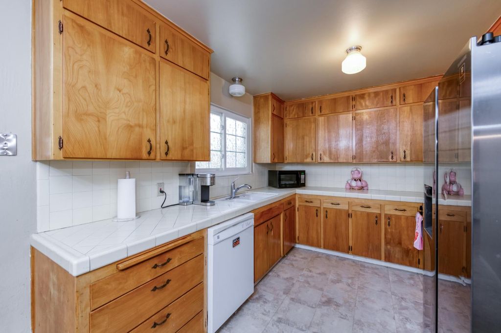 Image 12 of property listing at 3068 W Holland Avenue, Fresno, CA 93722