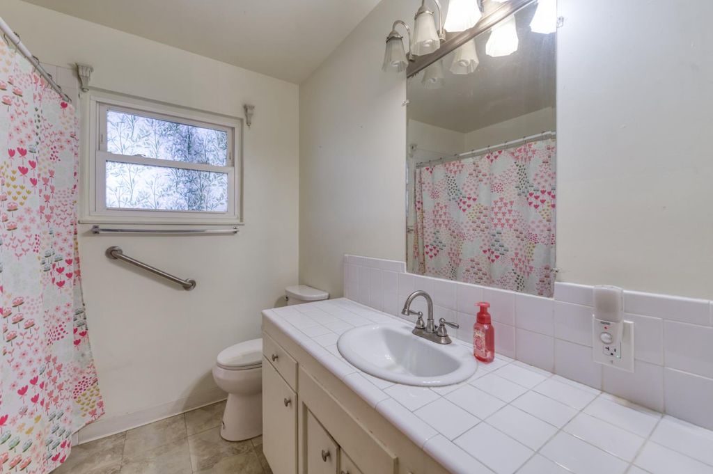 Image 16 of property listing at 3068 W Holland Avenue, Fresno, CA 93722