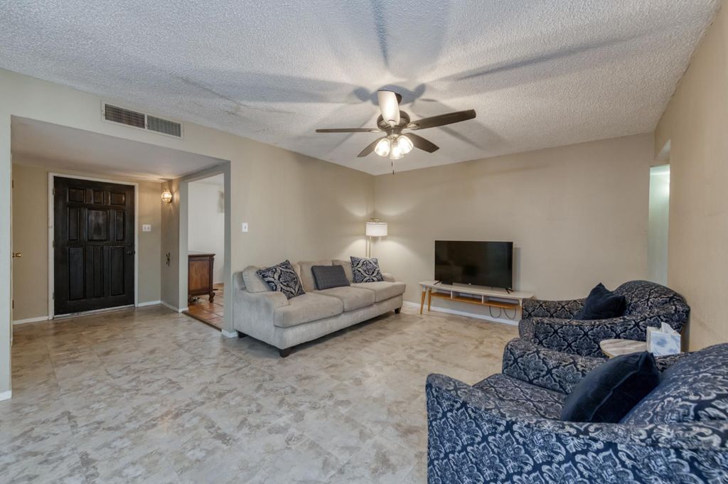 Image 7 of property listing at 3068 W Holland Avenue, Fresno, CA 93722