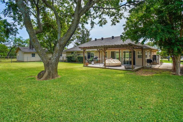 642 Half Moon Way, Runaway Bay, TX 76426