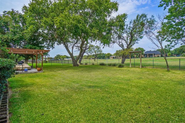 642 Half Moon Way, Runaway Bay, TX 76426