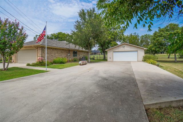 642 Half Moon Way, Runaway Bay, TX 76426