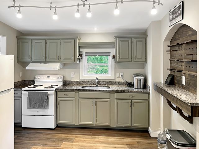 259 Gaines Circle, Cottageville, SC 29435