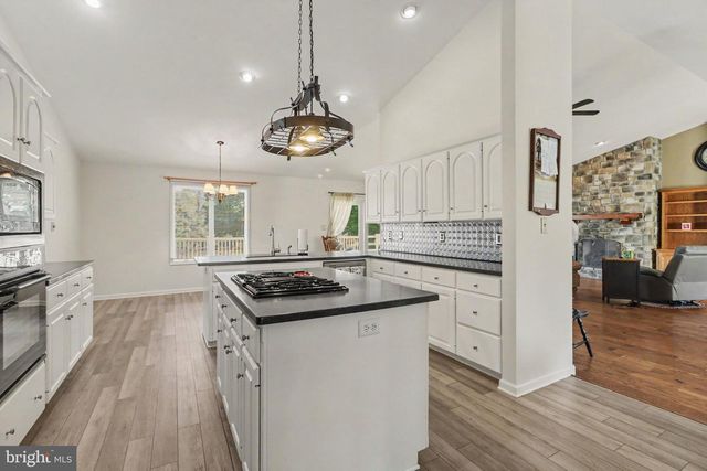 837 YORK RD, Carlisle, PA 17015