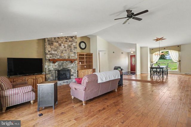837 YORK RD, Carlisle, PA 17015