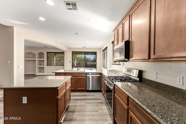 2225 W APACHE RAIN Road, Phoenix, AZ 85085