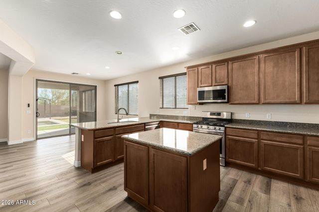 2225 W APACHE RAIN Road, Phoenix, AZ 85085