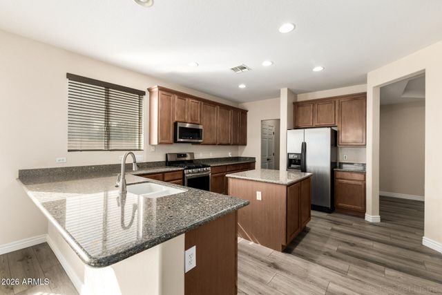 2225 W APACHE RAIN Road, Phoenix, AZ 85085