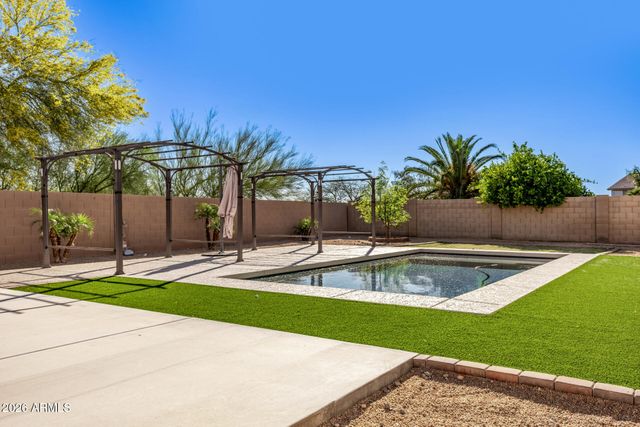2225 W APACHE RAIN Road, Phoenix, AZ 85085