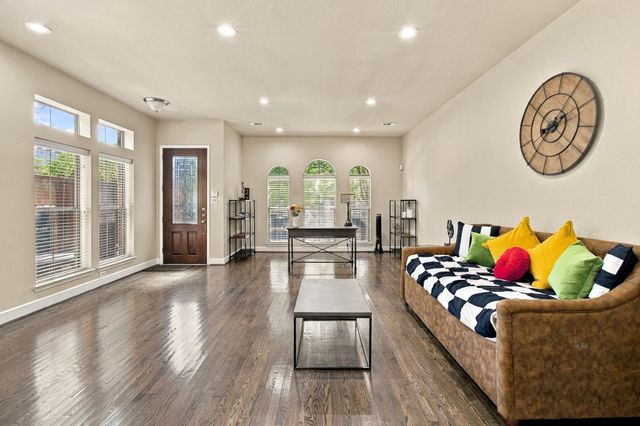 2407 Knight Street, Dallas, TX 75219