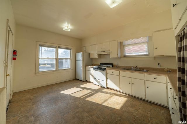 1620 W FREDONIA Avenue, Peoria, IL 61606