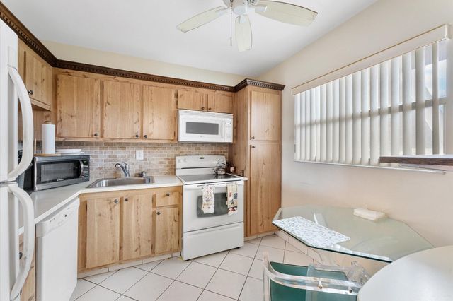 3900 NW 76th Avenue 307, Sunrise, FL 33351