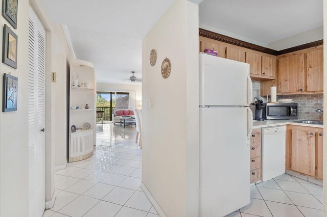 3900 NW 76th Avenue 307, Sunrise, FL 33351