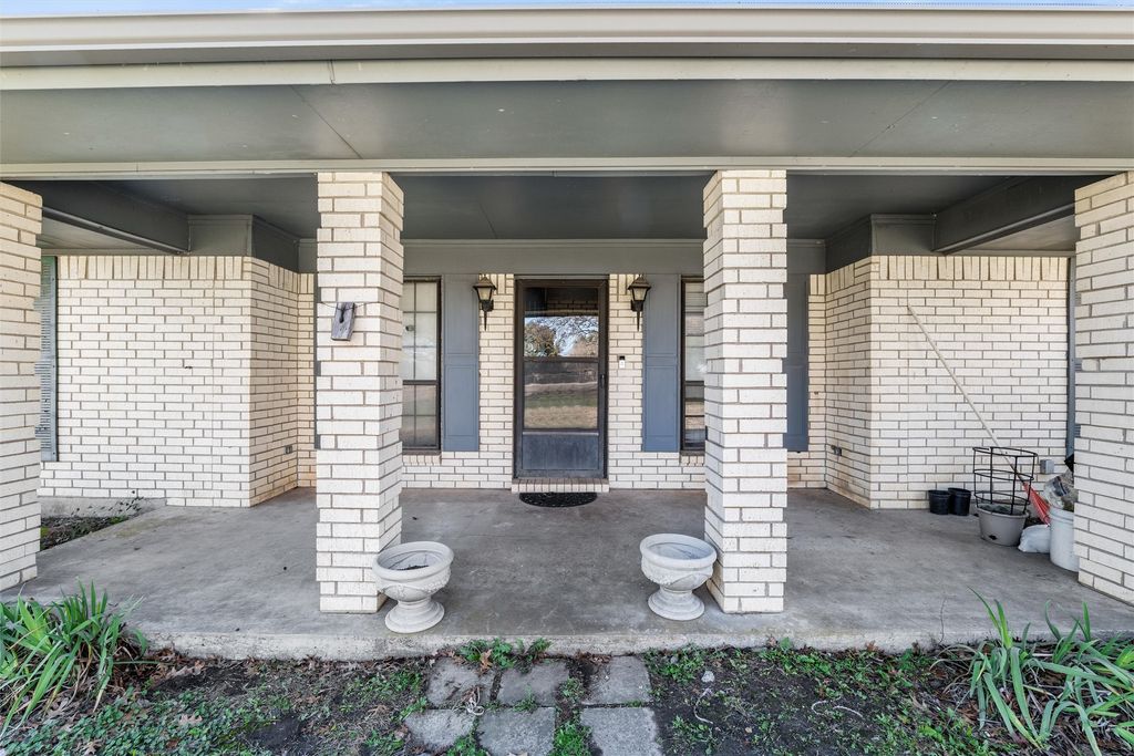 1525 Floyd Hampton Road, Crowley, TX 76036