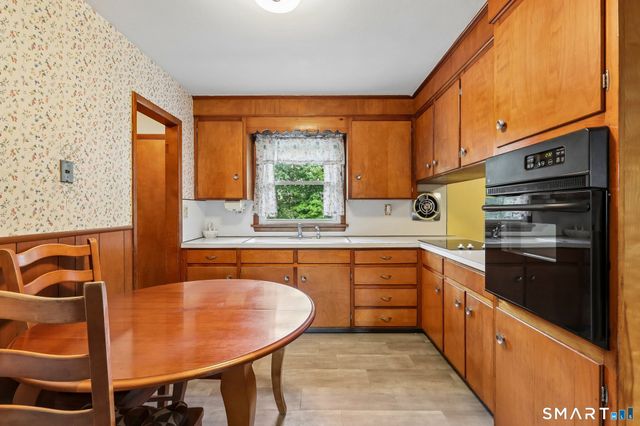 31 Jeanette Road, Danbury, CT 06811