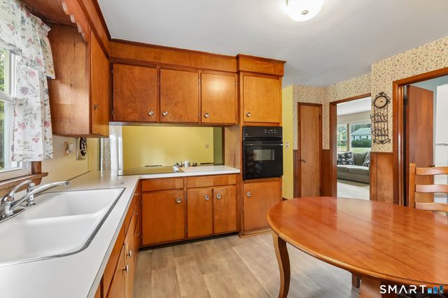 31 Jeanette Road, Danbury, CT 06811