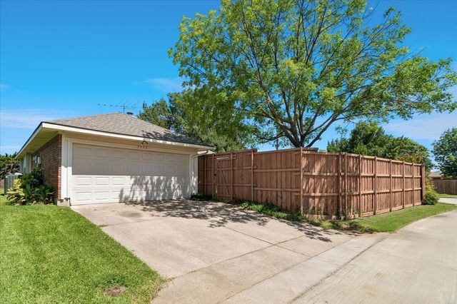 2250 Arbor Creek Drive, Carrollton, TX 75010