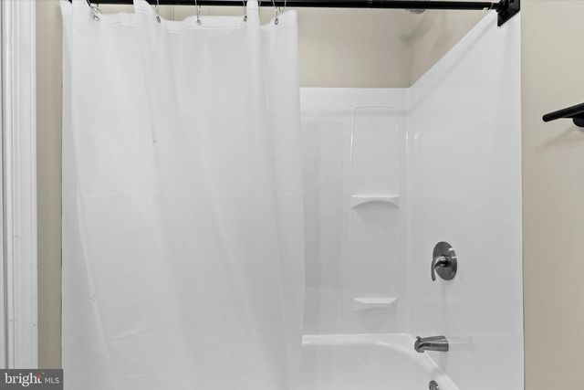 77 DAISY LN, Dover, PA 17315