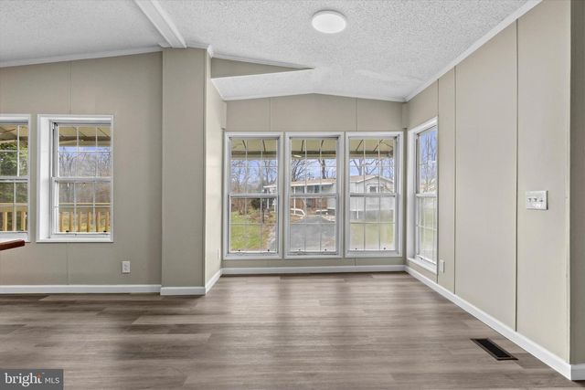 77 DAISY LN, Dover, PA 17315