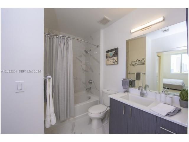 729 NW 2nd St 422, Miami, FL 33128