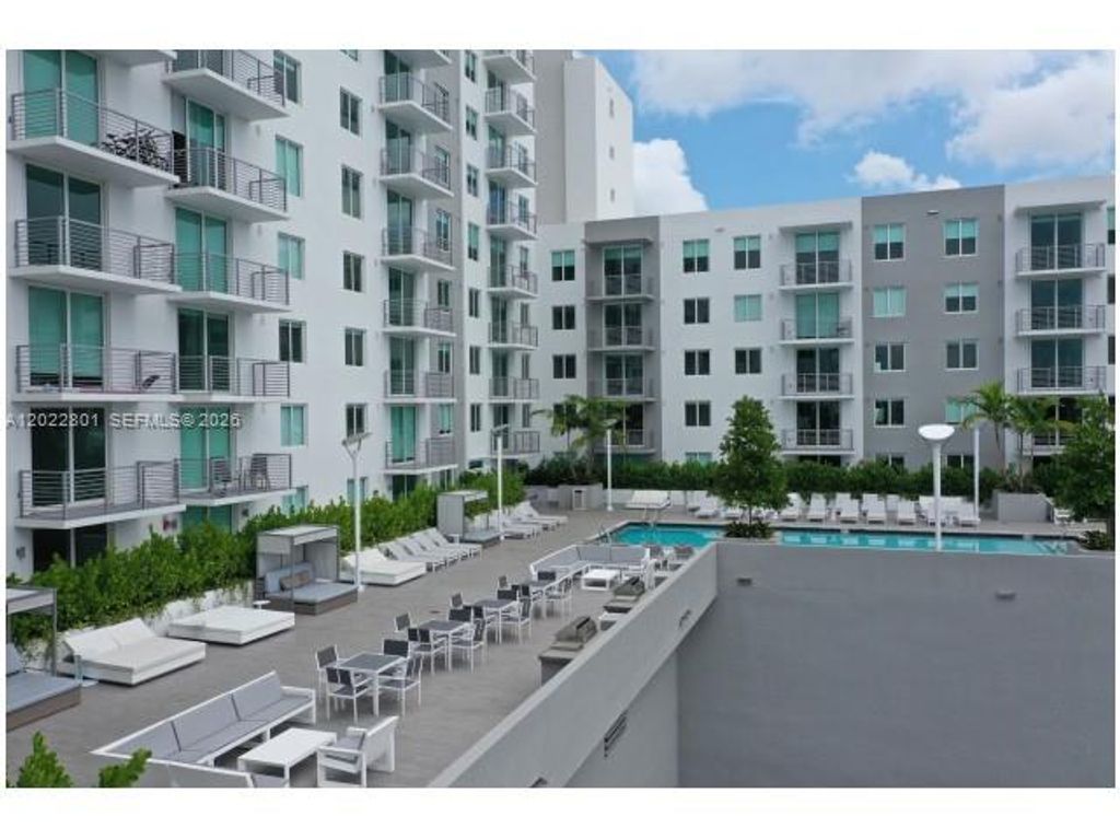 729 NW 2nd St 422, Miami, FL 33128