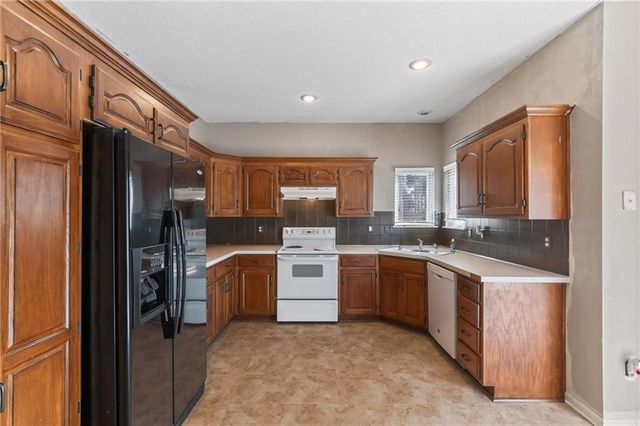 15780 S Bradley Drive, Olathe, KS 66062